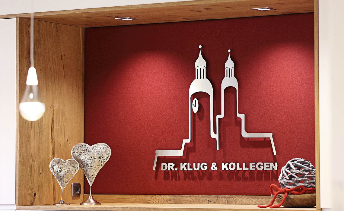 Empfangsbereich der Zahnarztpraxis Dr. Klug und Kollegen in Wemding